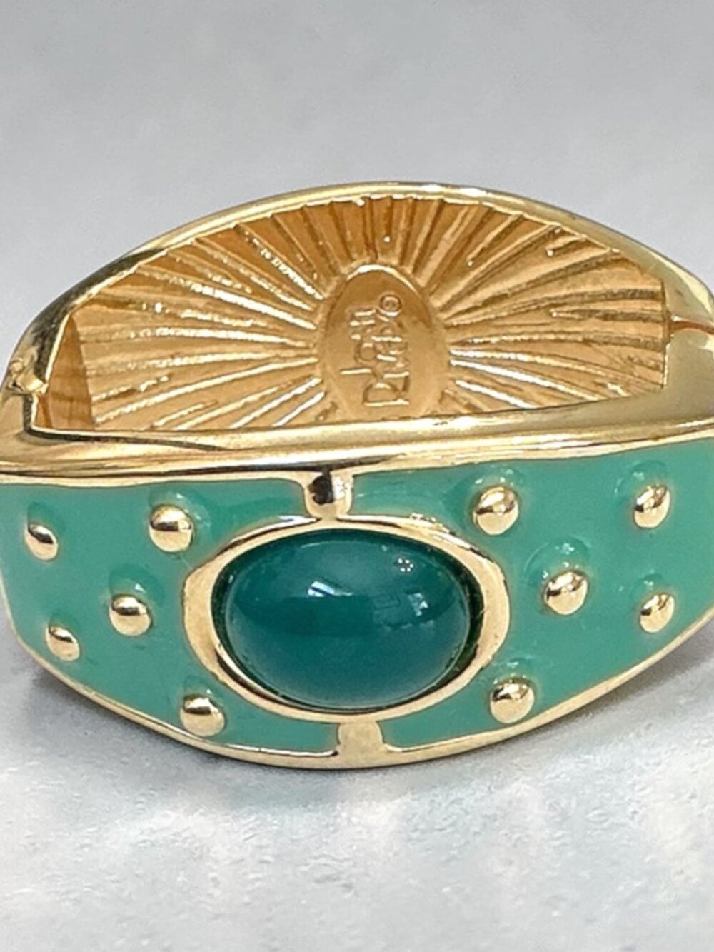 Joan Rivers Gold-Tone & Green Enamel Scarf Clip With Oval Cabochon Center & Sunb - Picture 1 of 8